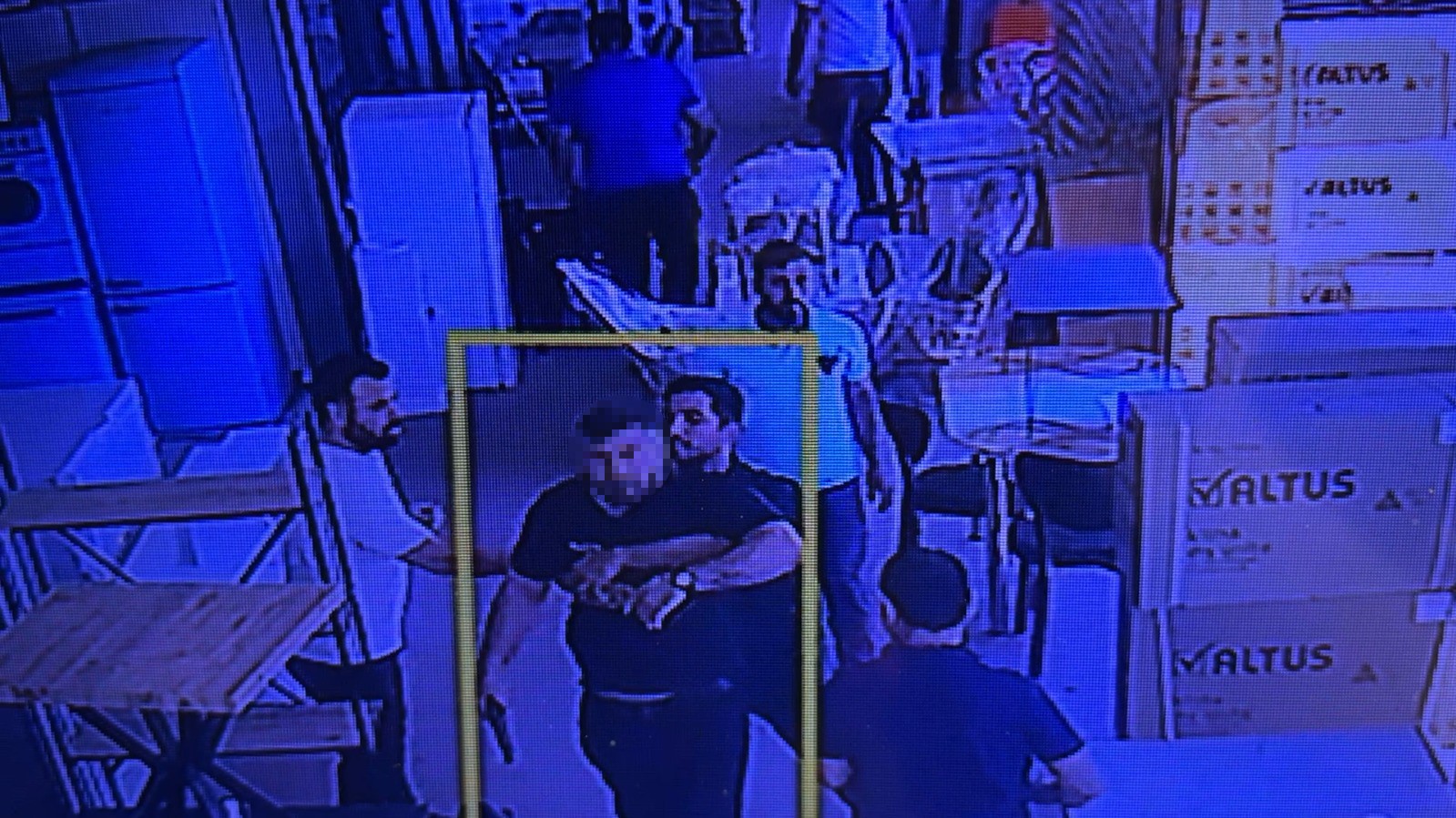 Çarşının ortasındaki silahlı kavgada 4 kişi yaralandı 