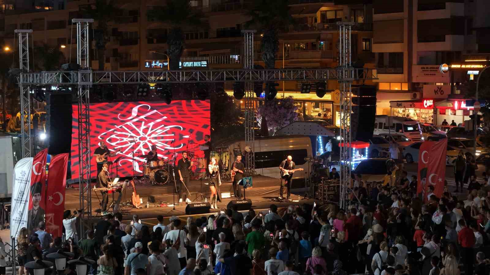 Aydın Büyükşehir Belediyesi Yaz Konserleri Kuşadası’nda devam etti 