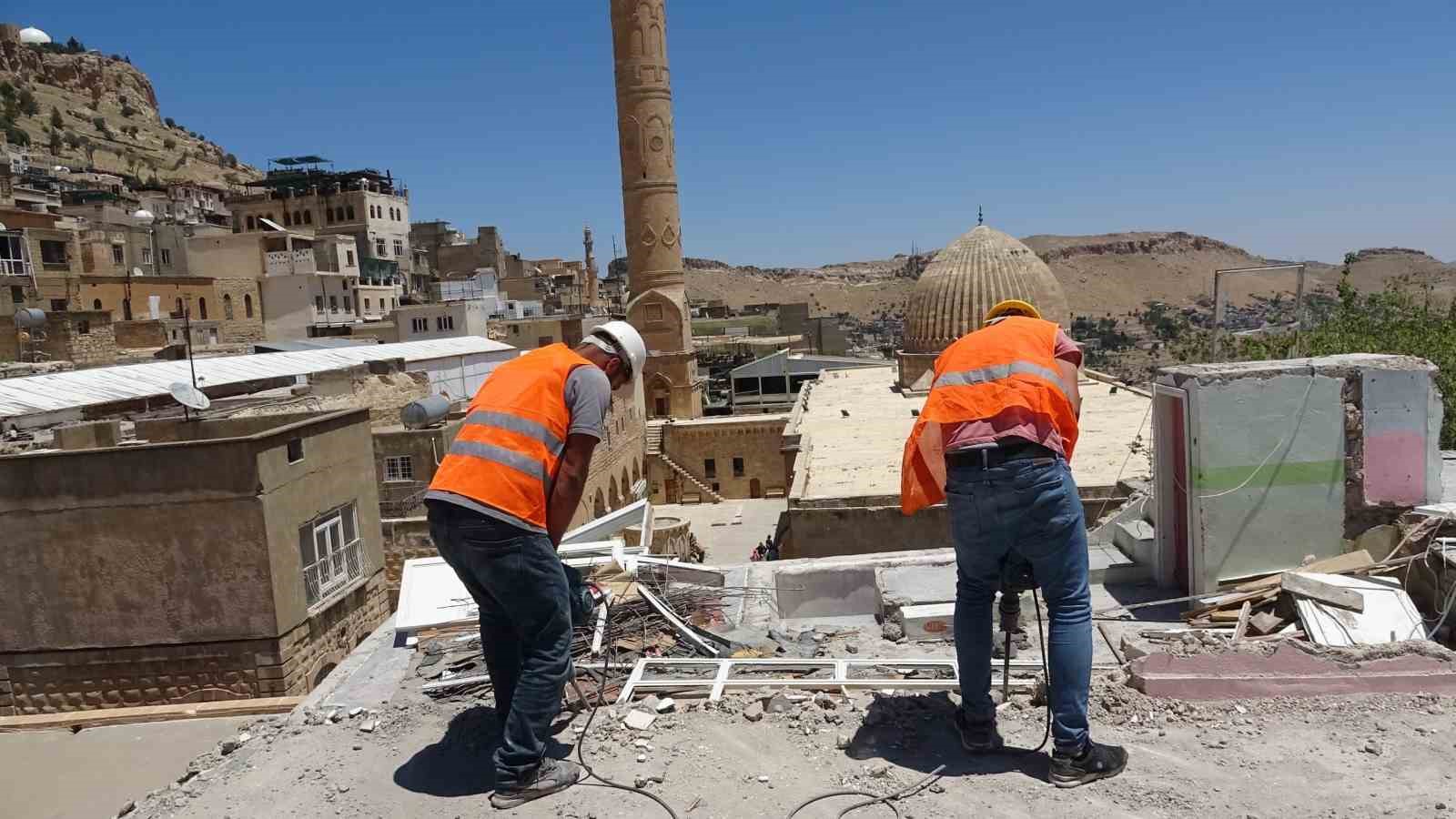 Mardin’de tarihi silueti bozan yapıların yıkımına devam ediliyor 