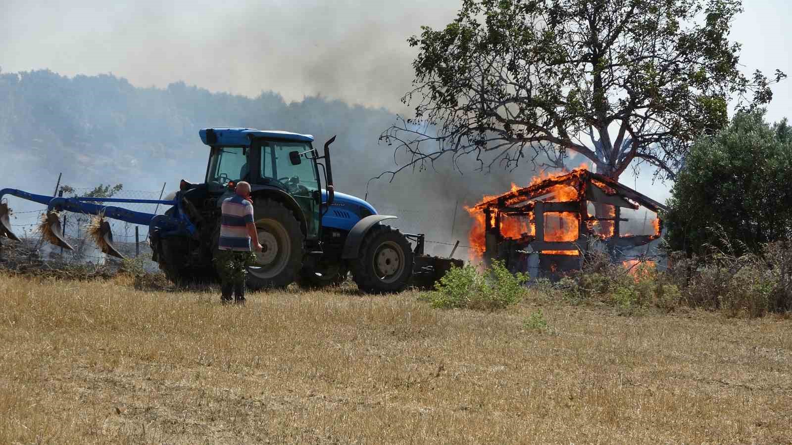 Çanakkale’de tarım arazisinde başlayan yangın ormanlık alana sıçradı 