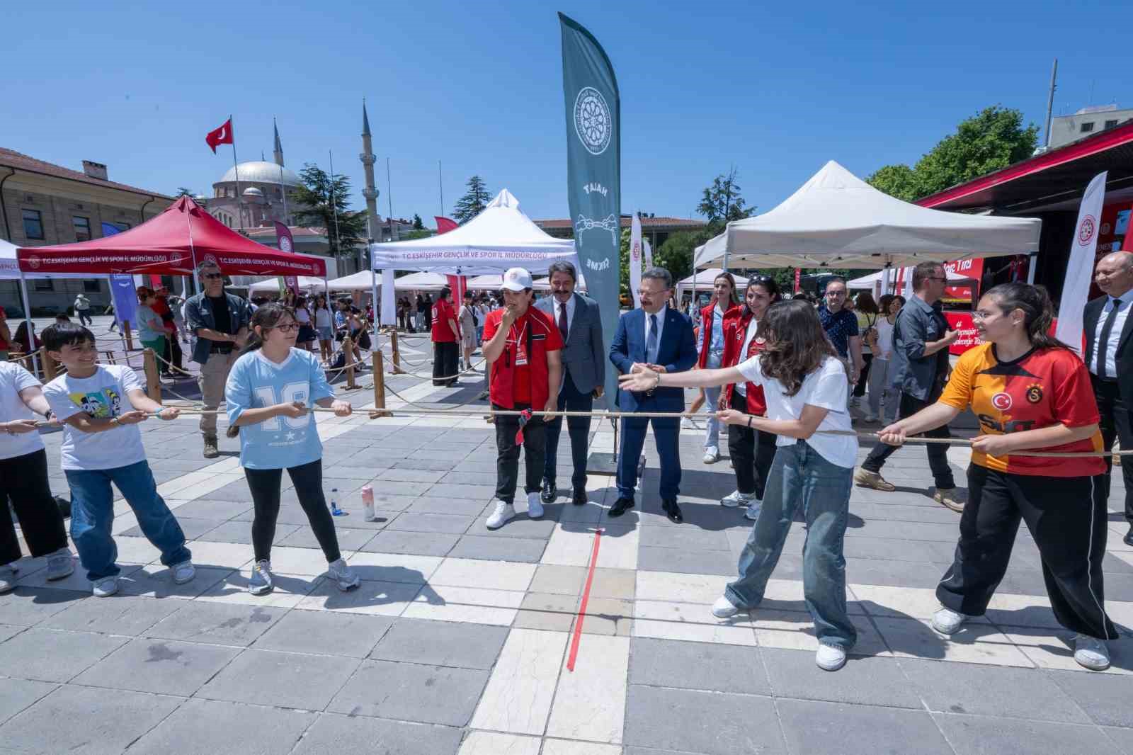 Vali Aksoy, ’Geleneksel Oyunlar Tırı’nı ziyaret etti 