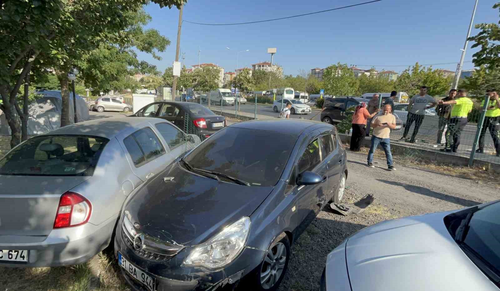 Tırın çarptığı otomobil site bahçesine uçtu: 2 yaralı