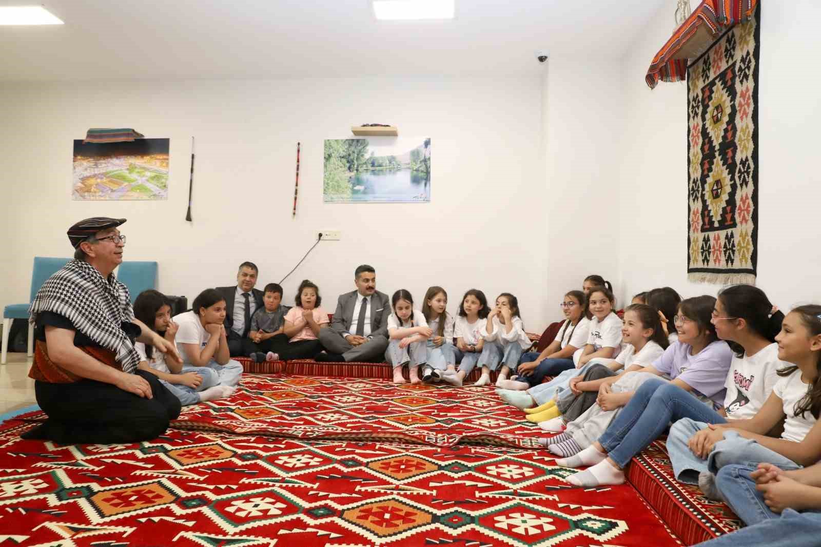Öğrenciler aileleriyle çiğköfte yoğurdu 