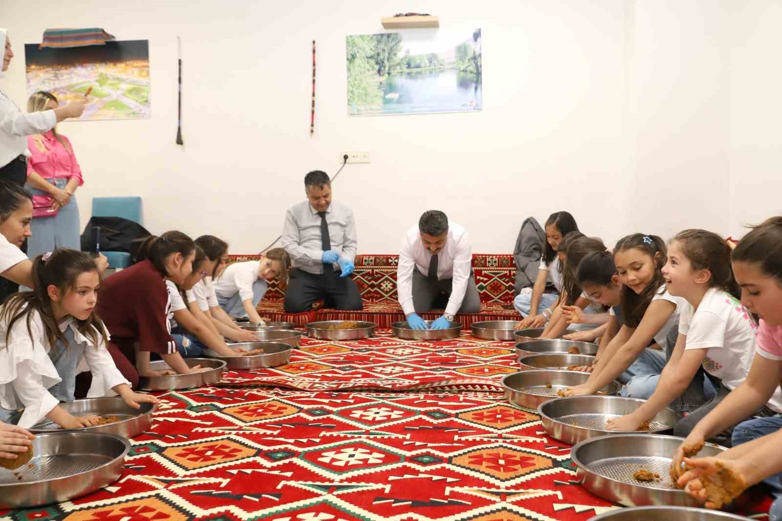 Öğrenciler aileleriyle çiğköfte yoğurdu 