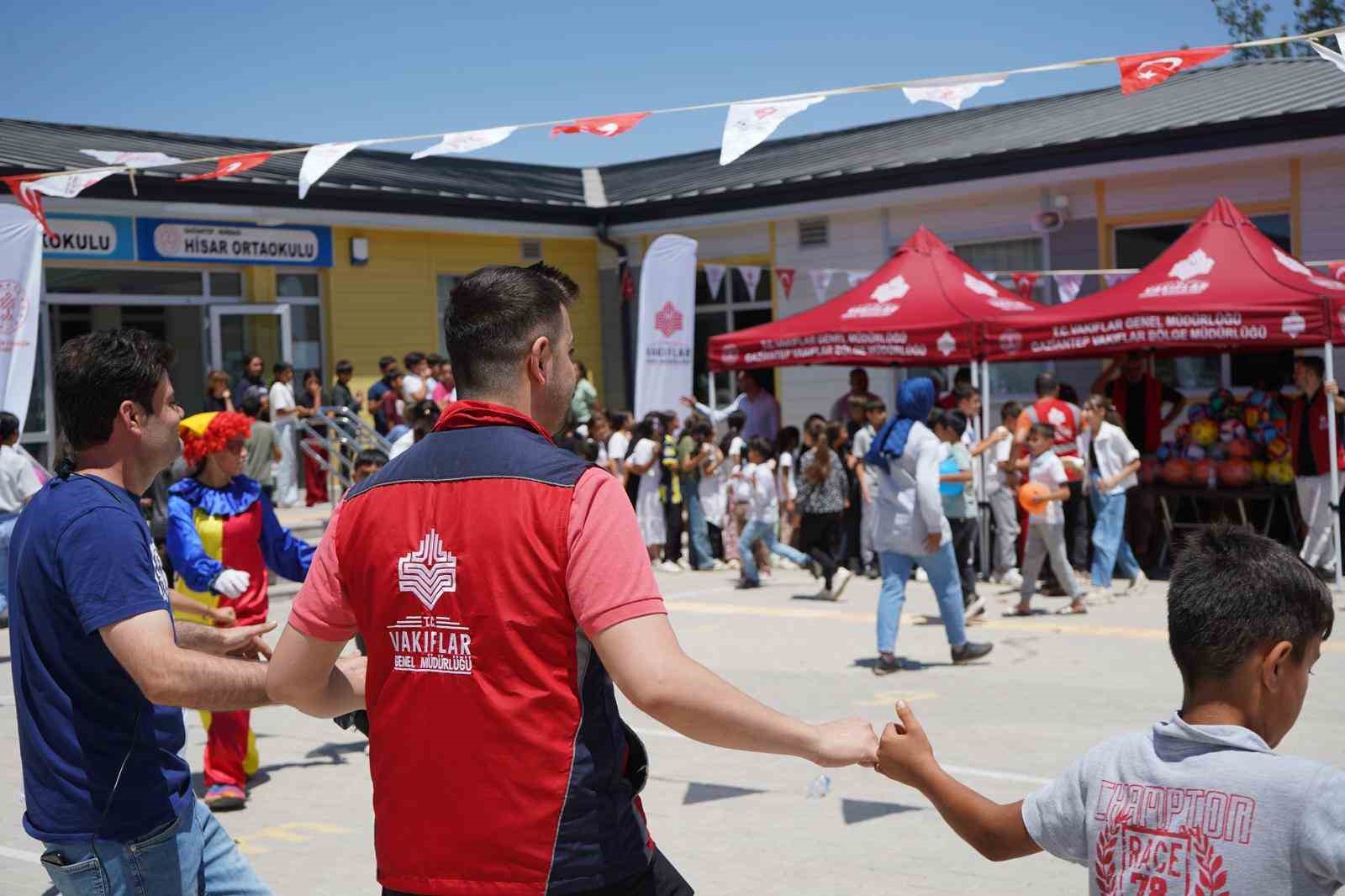 Gaziantep Vakıflar Bölge Müdürlüğü depremzede öğrencilerin karne sevincine ortak oldu 
