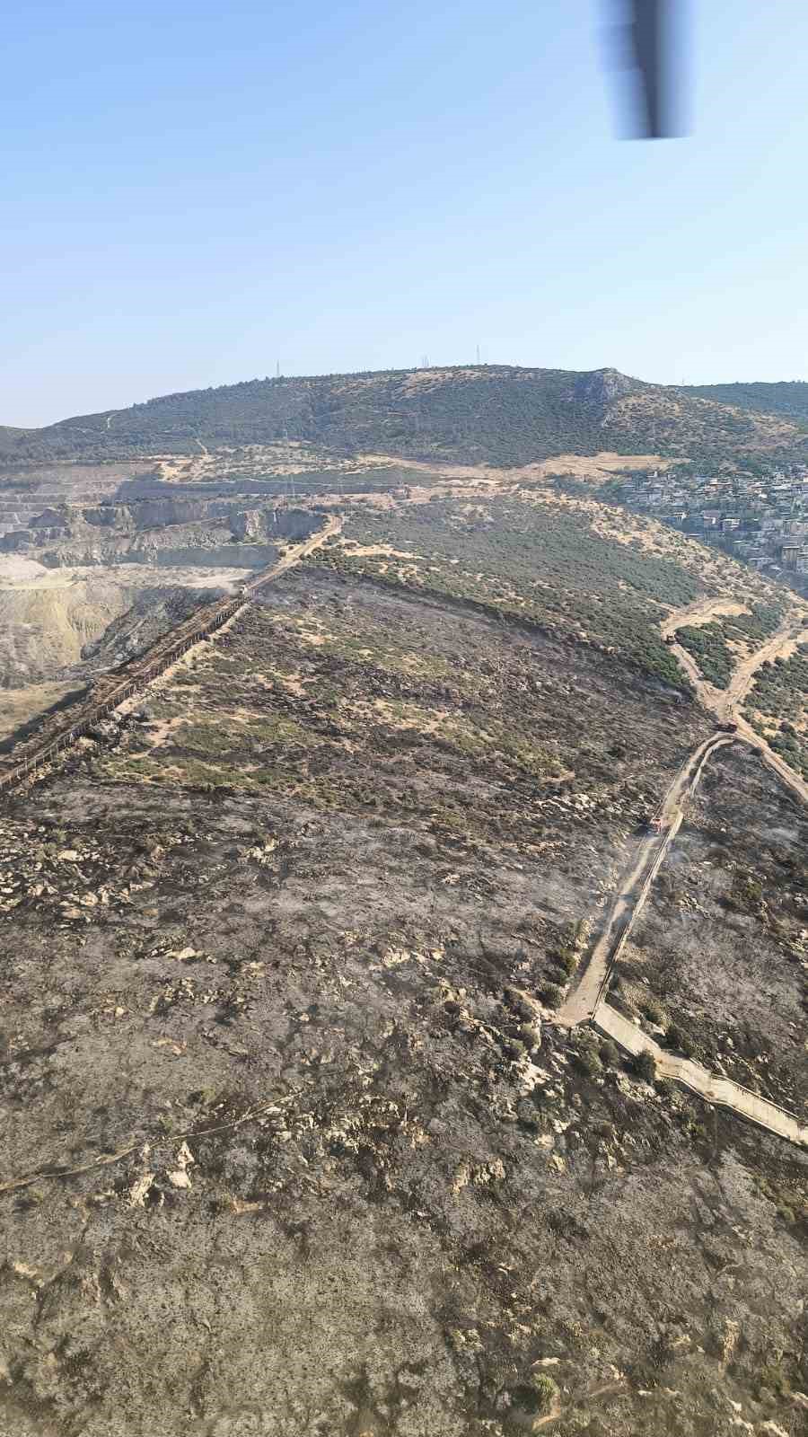 İzmir’de makilik ve otluk alanda yangına havadan ve karadan müdahale 