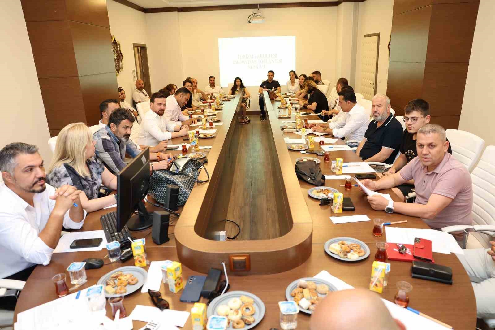 ALKÜ’de turizmin geleceği konuşuldu 