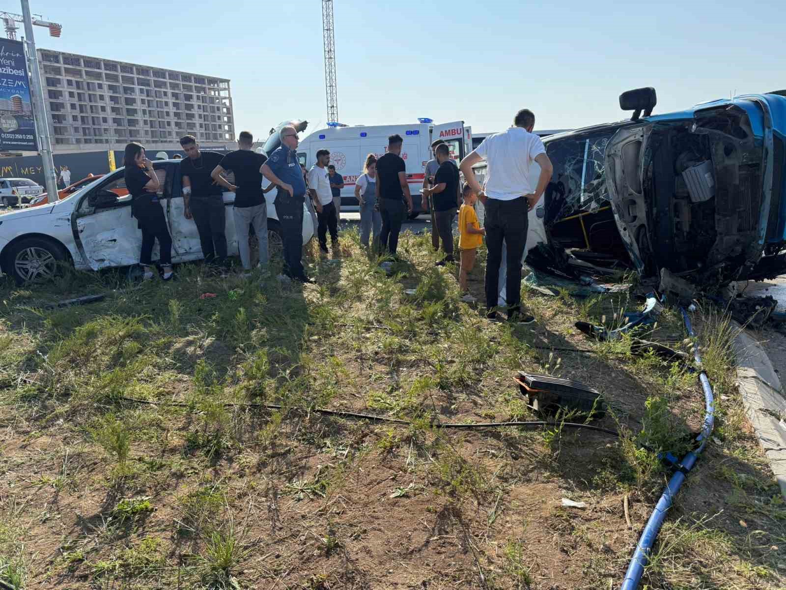 Ankara’da dolmuş ile otomobil çarpıştı:5 yaralı 