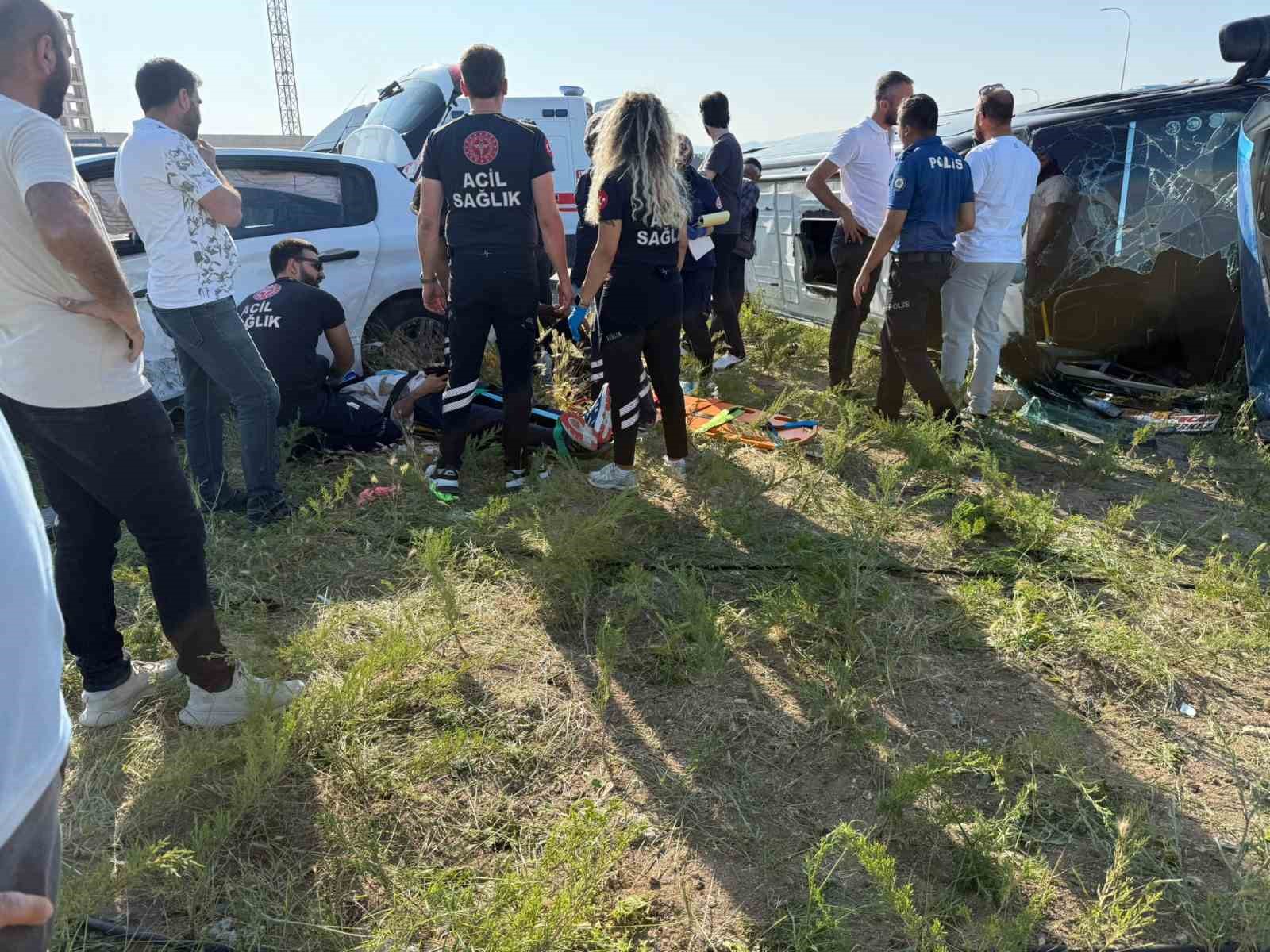 Ankara’da dolmuş ile otomobil çarpıştı:5 yaralı 