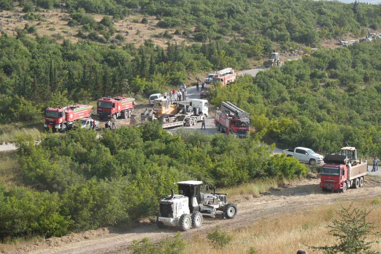 Balıkesir’deki orman yangınlarına havadan ve karadan müdahale sürüyor 