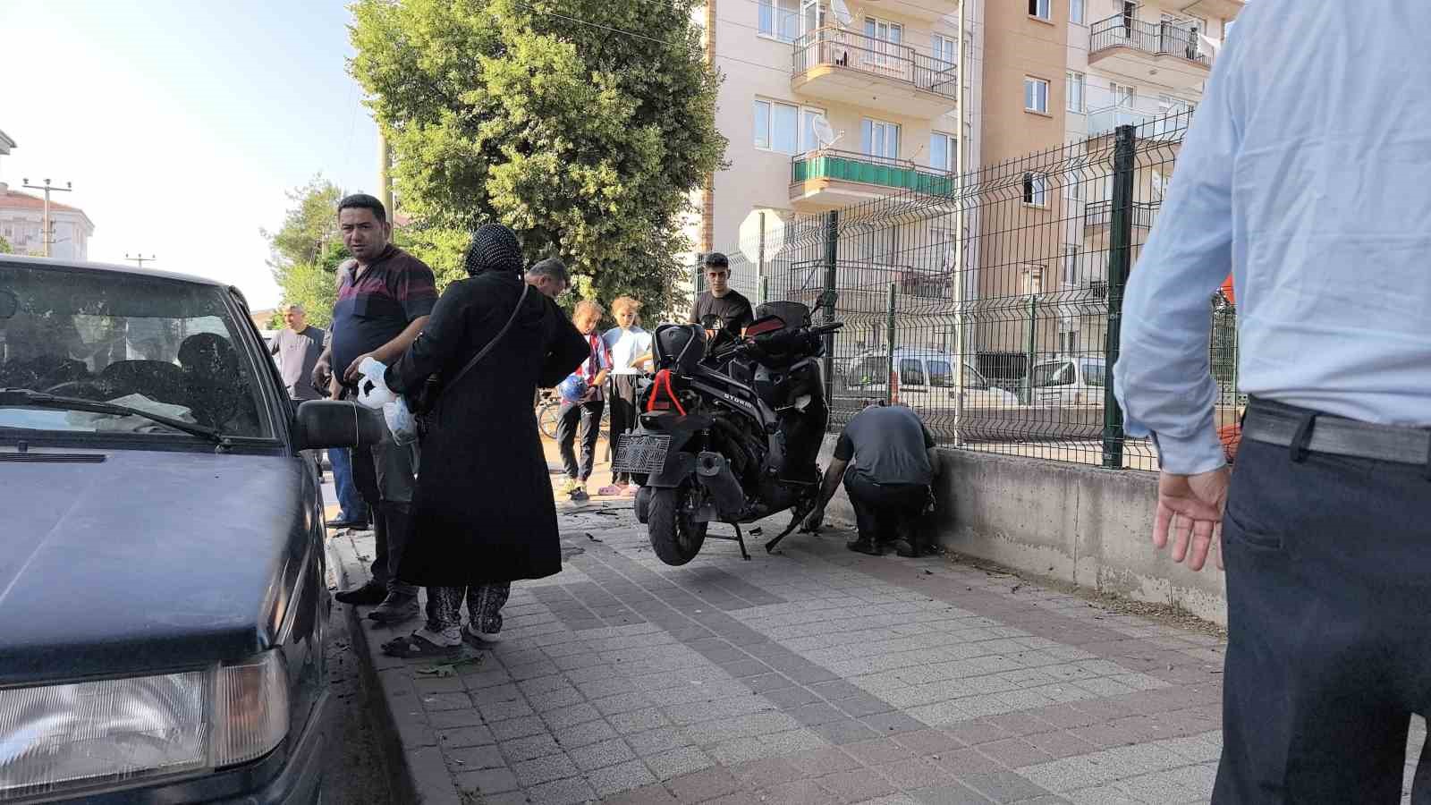 Otomobille çarpışan motosiklet sürücüsü ağır yaralandı 