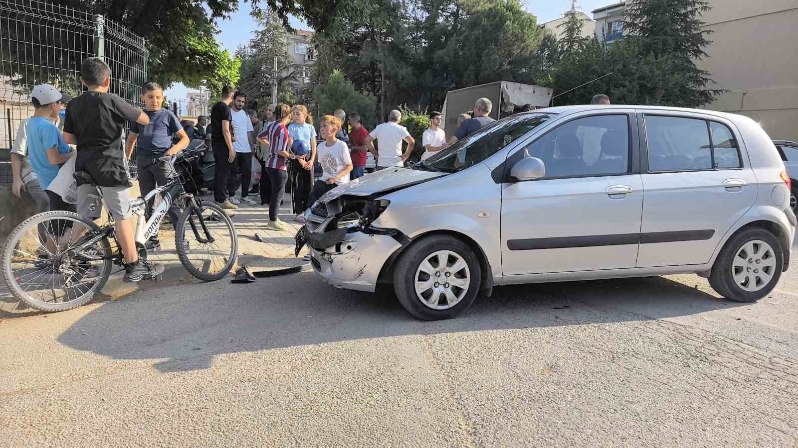 Otomobille çarpışan motosiklet sürücüsü ağır yaralandı 