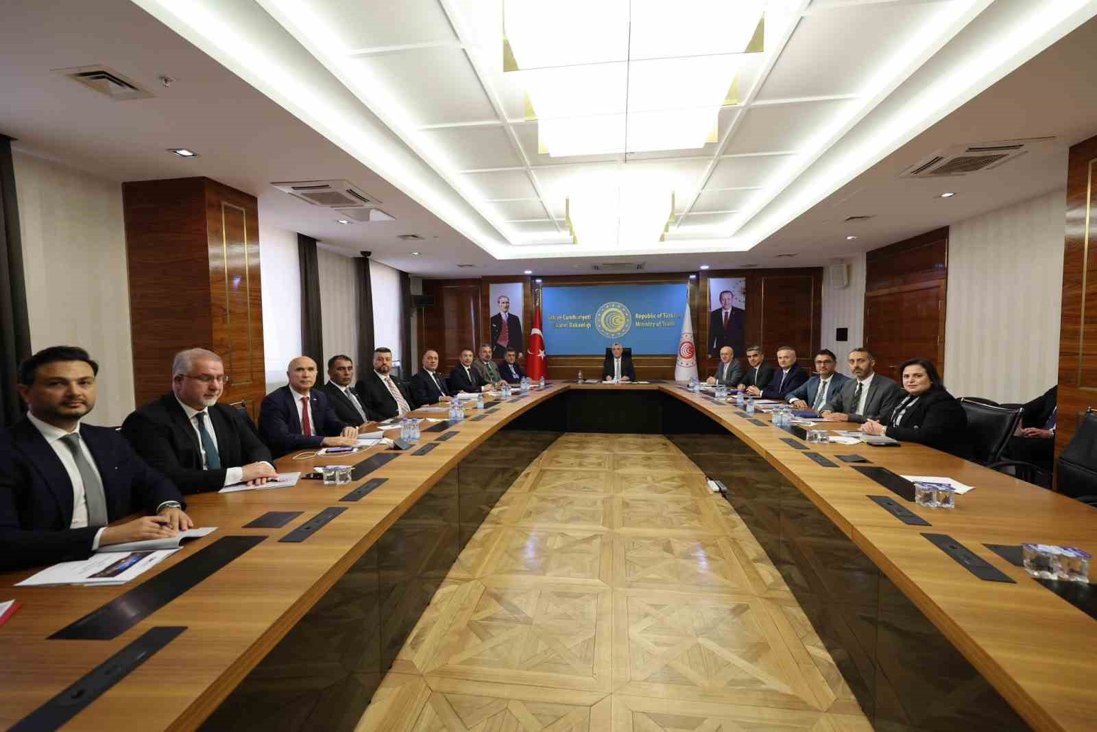 Ticaret Bakanı Bolat, Uluslararası Nakliyeciler Derneği üyeleriyle bir araya geldi 
