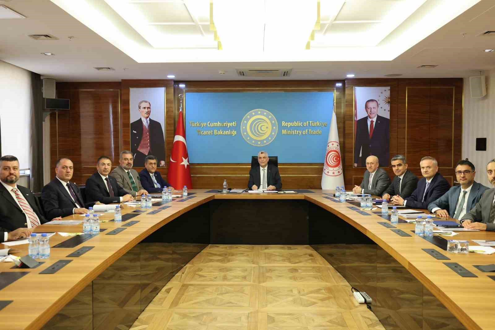 Ticaret Bakanı Bolat, Uluslararası Nakliyeciler Derneği üyeleriyle bir araya geldi 