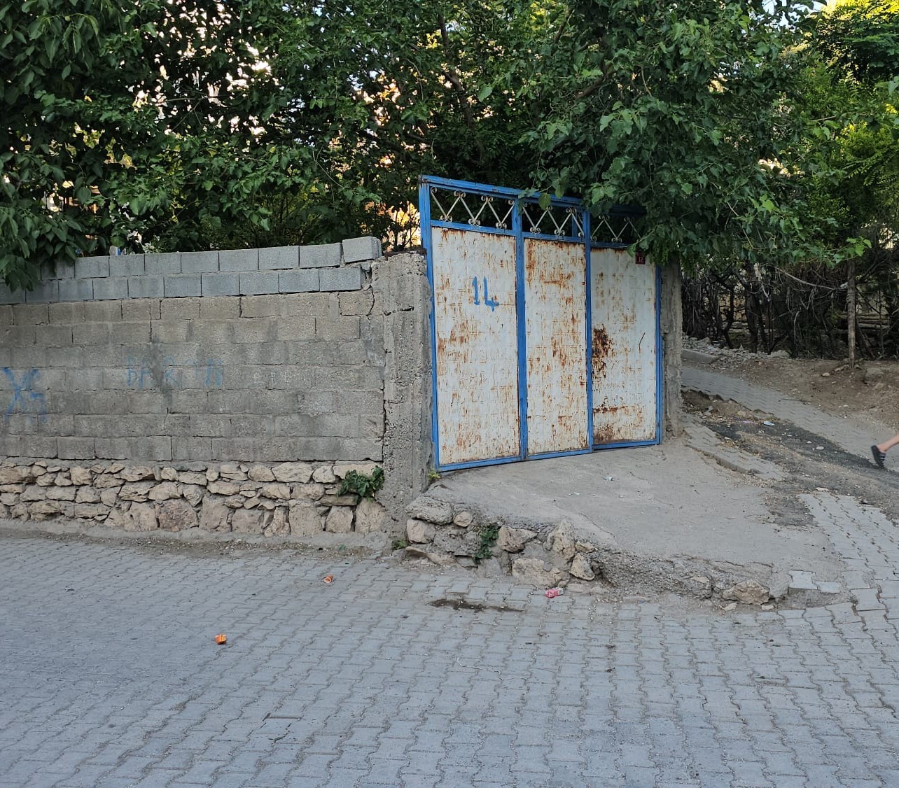 Çocuklarını ve kendisini bıçakla yaraladı