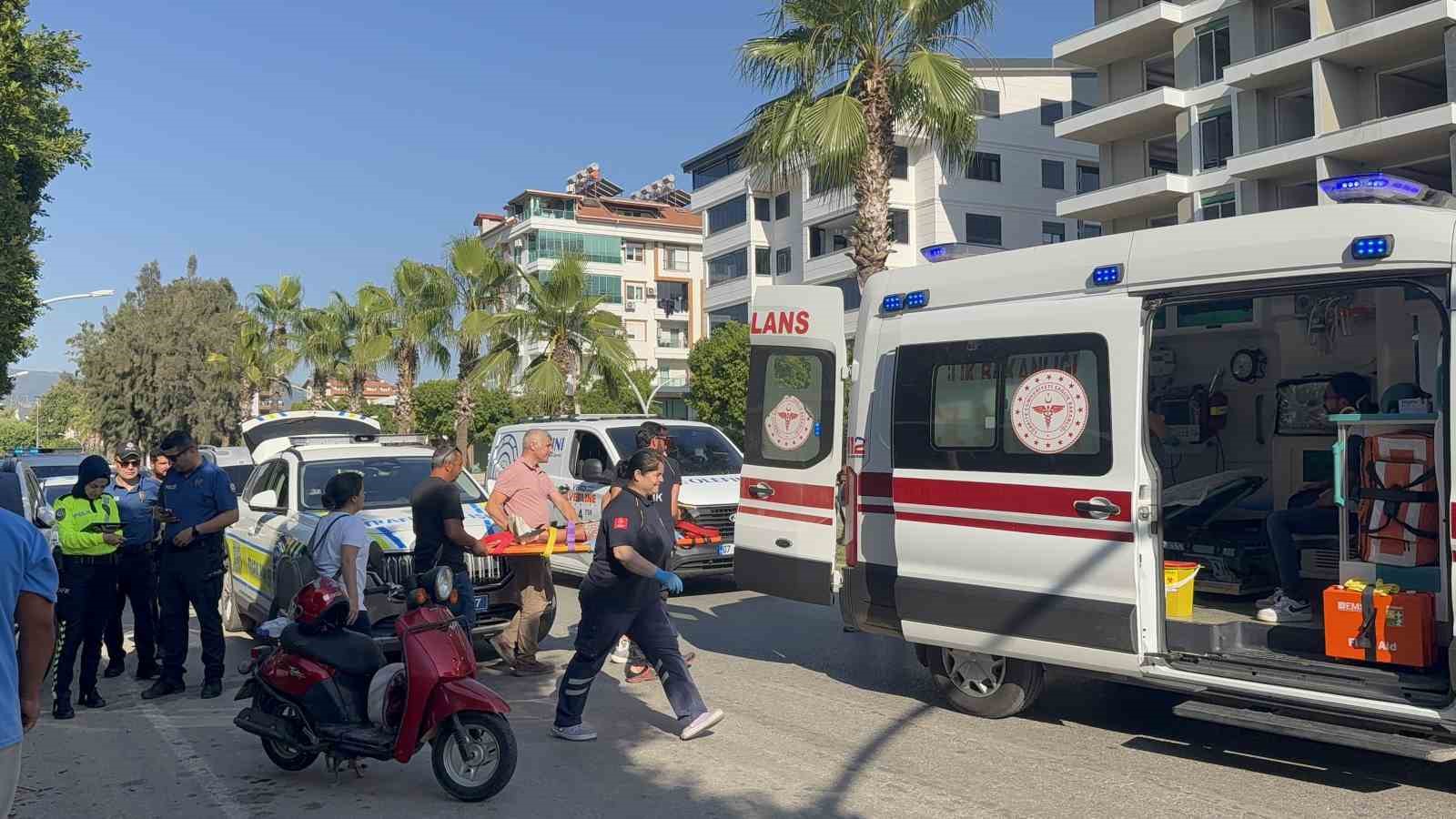 Gazipaşa’da motosiklet devrildi, baba-kız yaralandı 