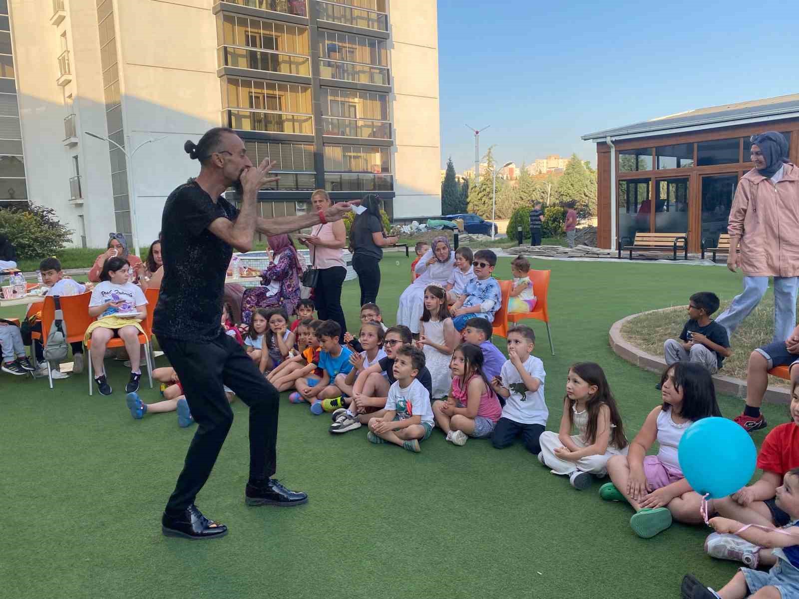 Ayrımcılıkla gündeme gelen down sendromlu çocuğa gönüllülerden doğum günü sürprizi 