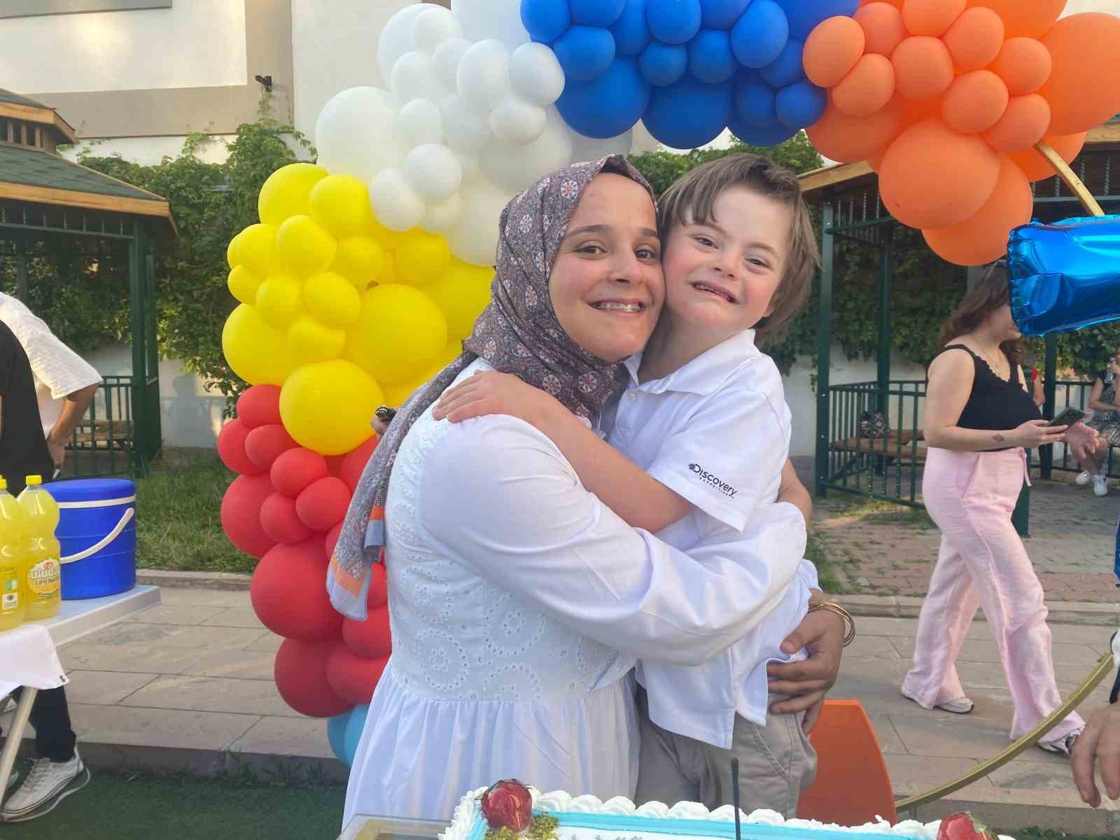 Ayrımcılıkla gündeme gelen down sendromlu çocuğa gönüllülerden doğum günü sürprizi 
