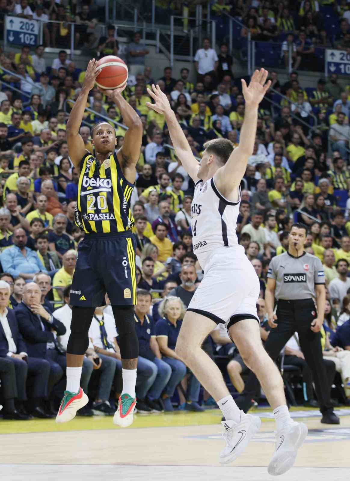 Fenerbahçe, final serisinde 2-0 öne geçti 