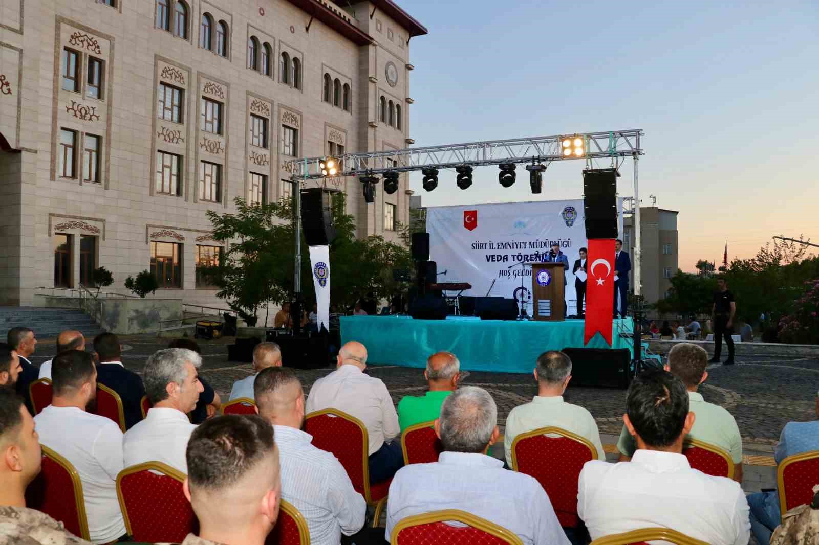 Siirt’te tayini çıkan polisler için veda programı düzenlendi 