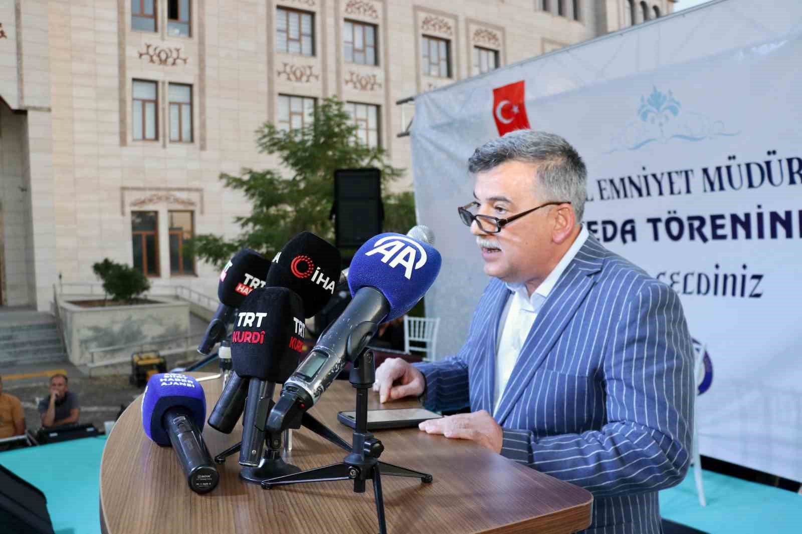 Siirt’te tayini çıkan polisler için veda programı düzenlendi 
