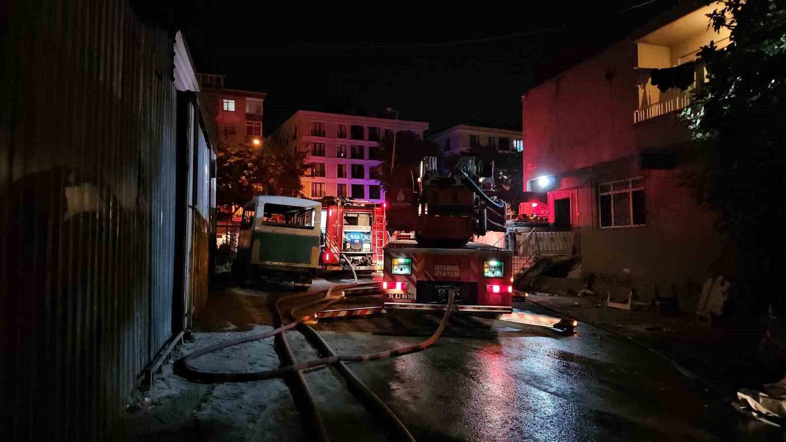 Bahçelievler’de oto tamirhanede korkutan yangın: Çok sayıda araç kullanılamaz hale geldi 