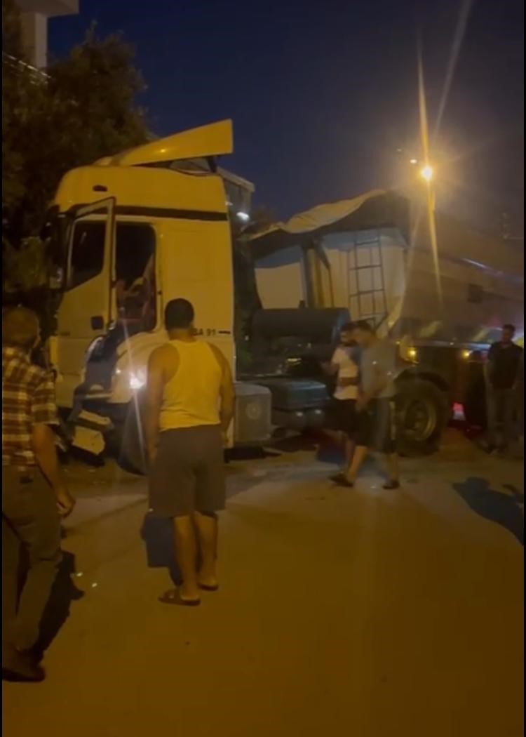 Tır sürücüsü uyudu, ortalık savaş alanına döndü: Önce üste geçide ardından da ağaç ile 2 araca çarptı 