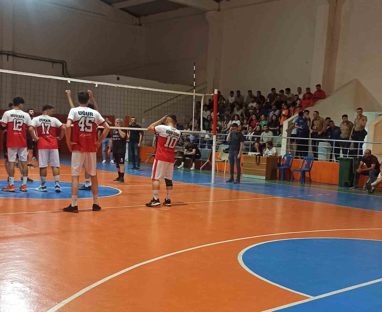 Voleybol maçı öncesi Ferdi Zeyrek anıldı 