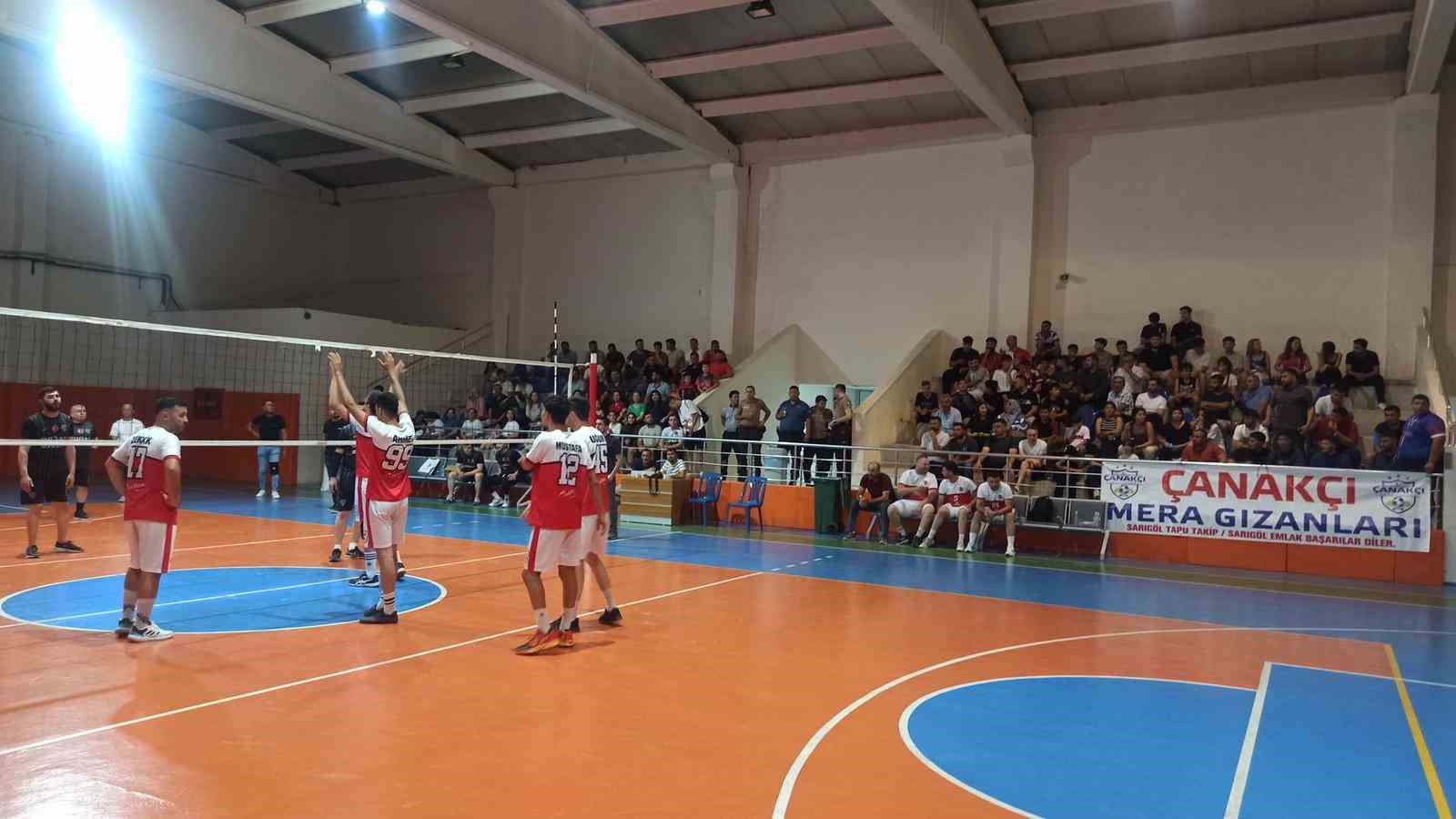 Voleybol maçı öncesi Ferdi Zeyrek anıldı 