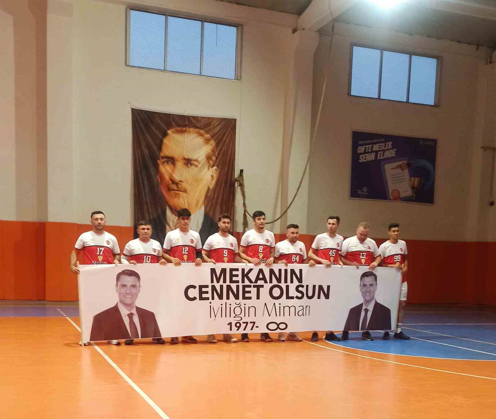 Voleybol maçı öncesi Ferdi Zeyrek anıldı 