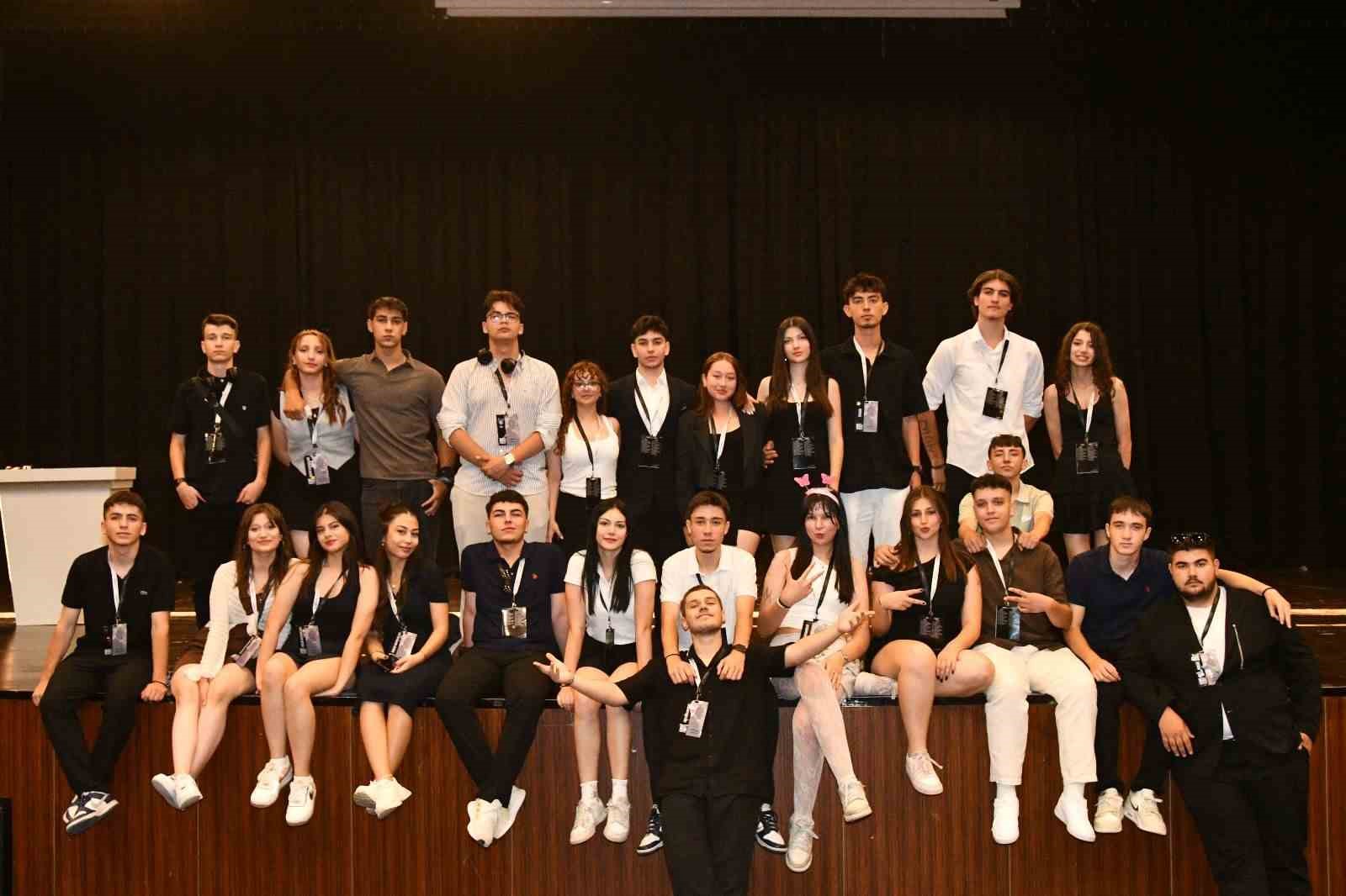 Denizli’de liseli gençler cumhuriyetin manşetlerini yazdı 