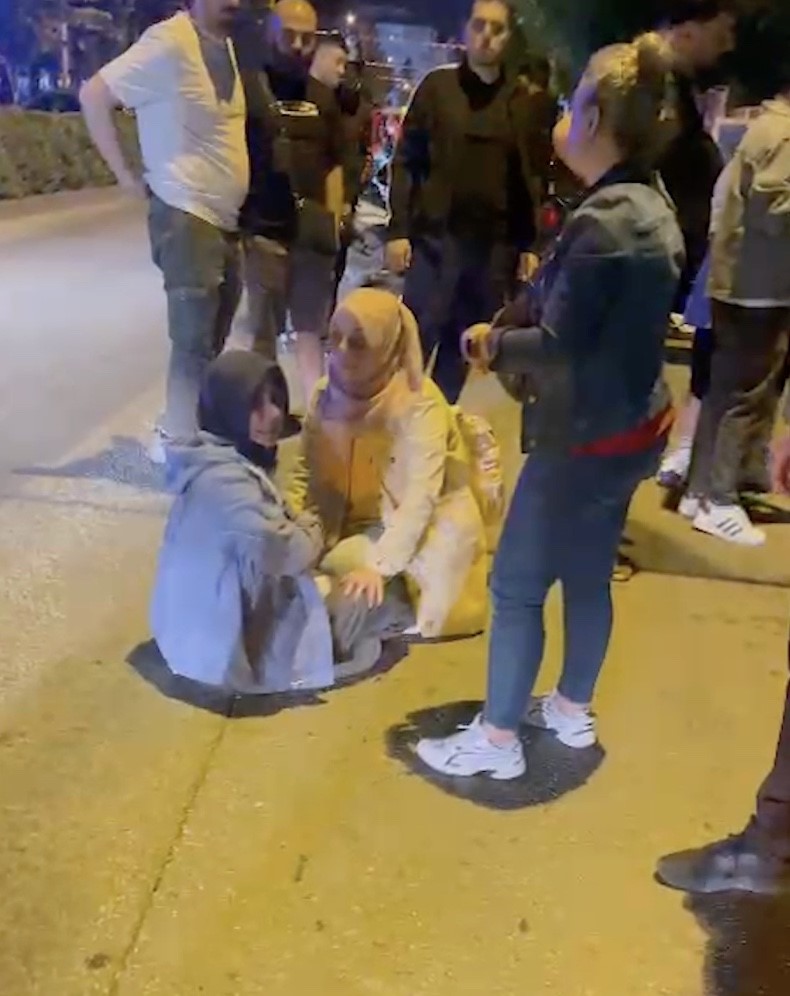 Motorsiklet yayalara çarptı: 1’i çocuk, 3 yaralı 