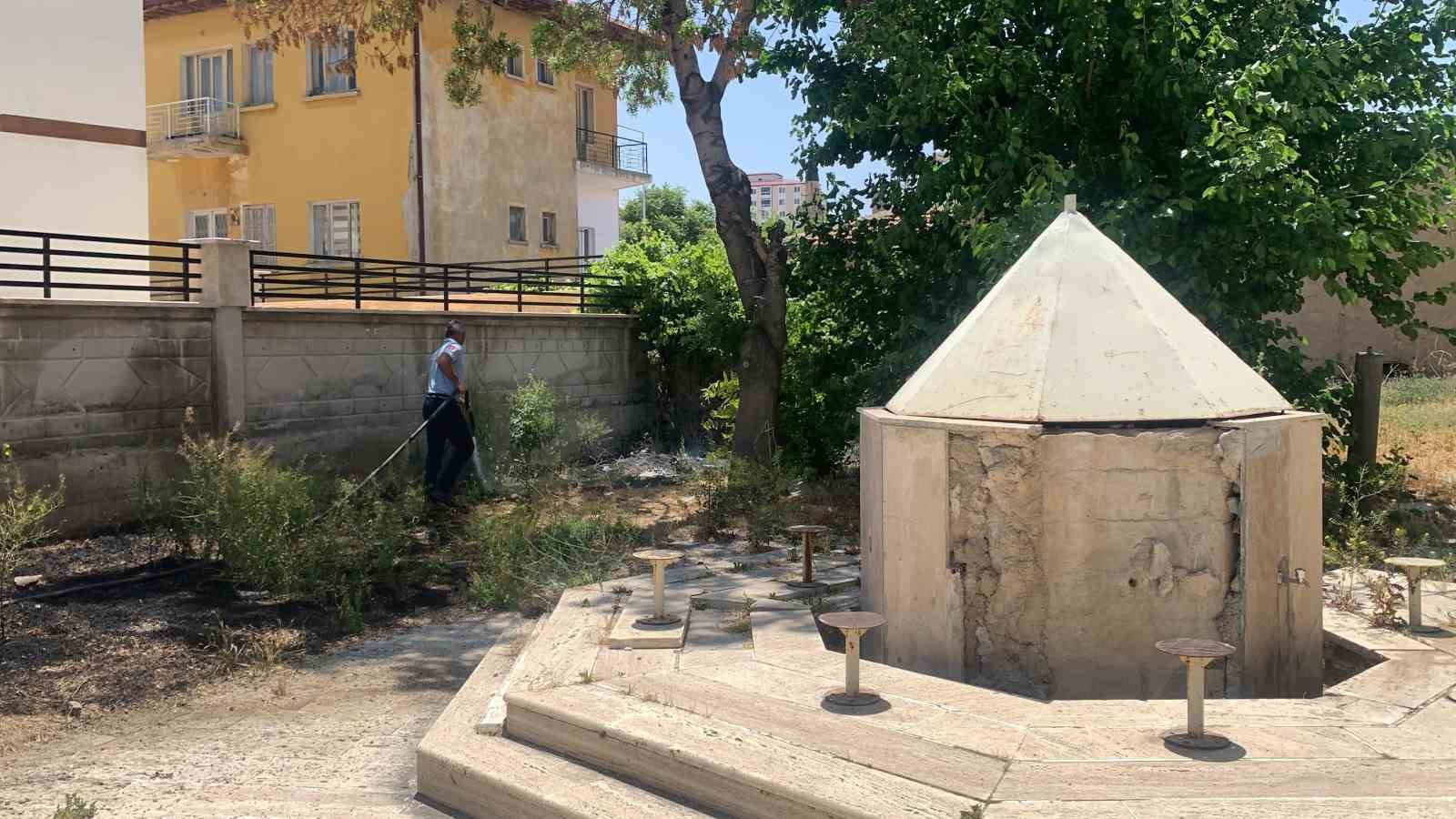 Karaman’da cami avlusundaki kuru otlar tutuştu 