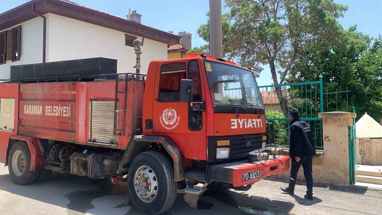 Karaman’da cami avlusundaki kuru otlar tutuştu 
