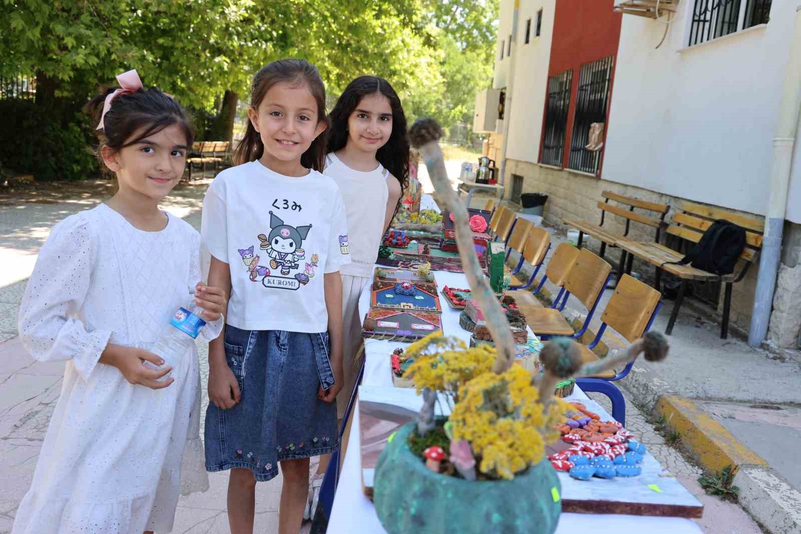 Karnelerini aldılar, yardım için okulu terk etmediler 