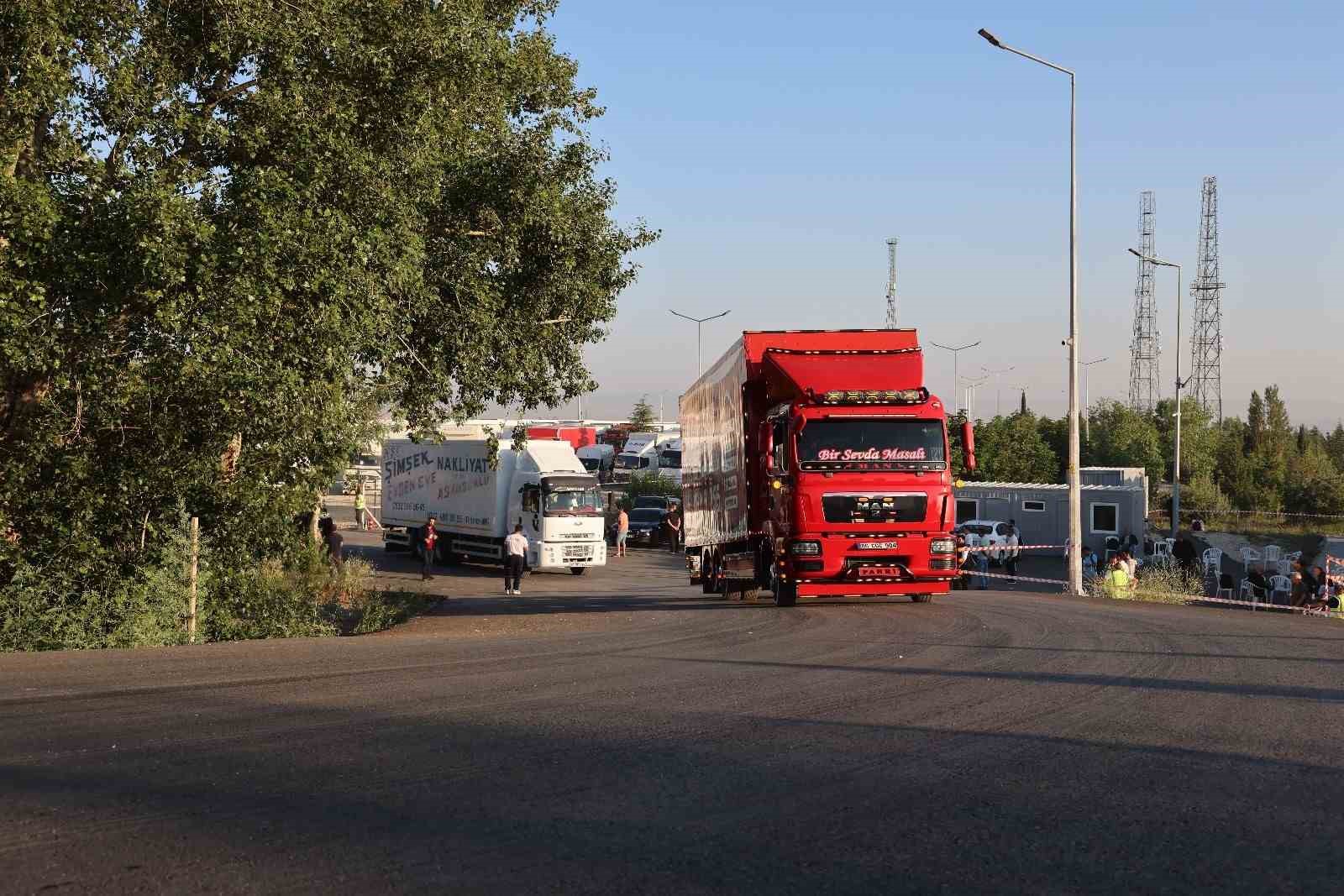 YKS soru kitapçıklarını taşıyan 528 nakliye aracı, 250 sınav merkezine doğru yola çıktı 
