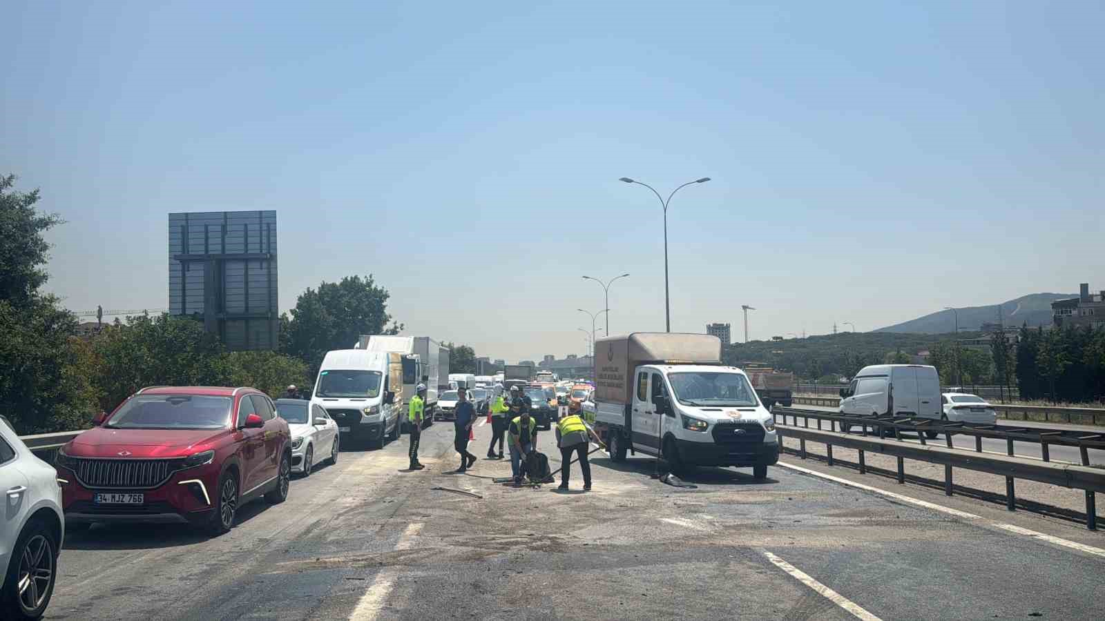 Sancaktepe TEM’de zincirleme kaza: Tır ile kamyon arasında sıkıştı 