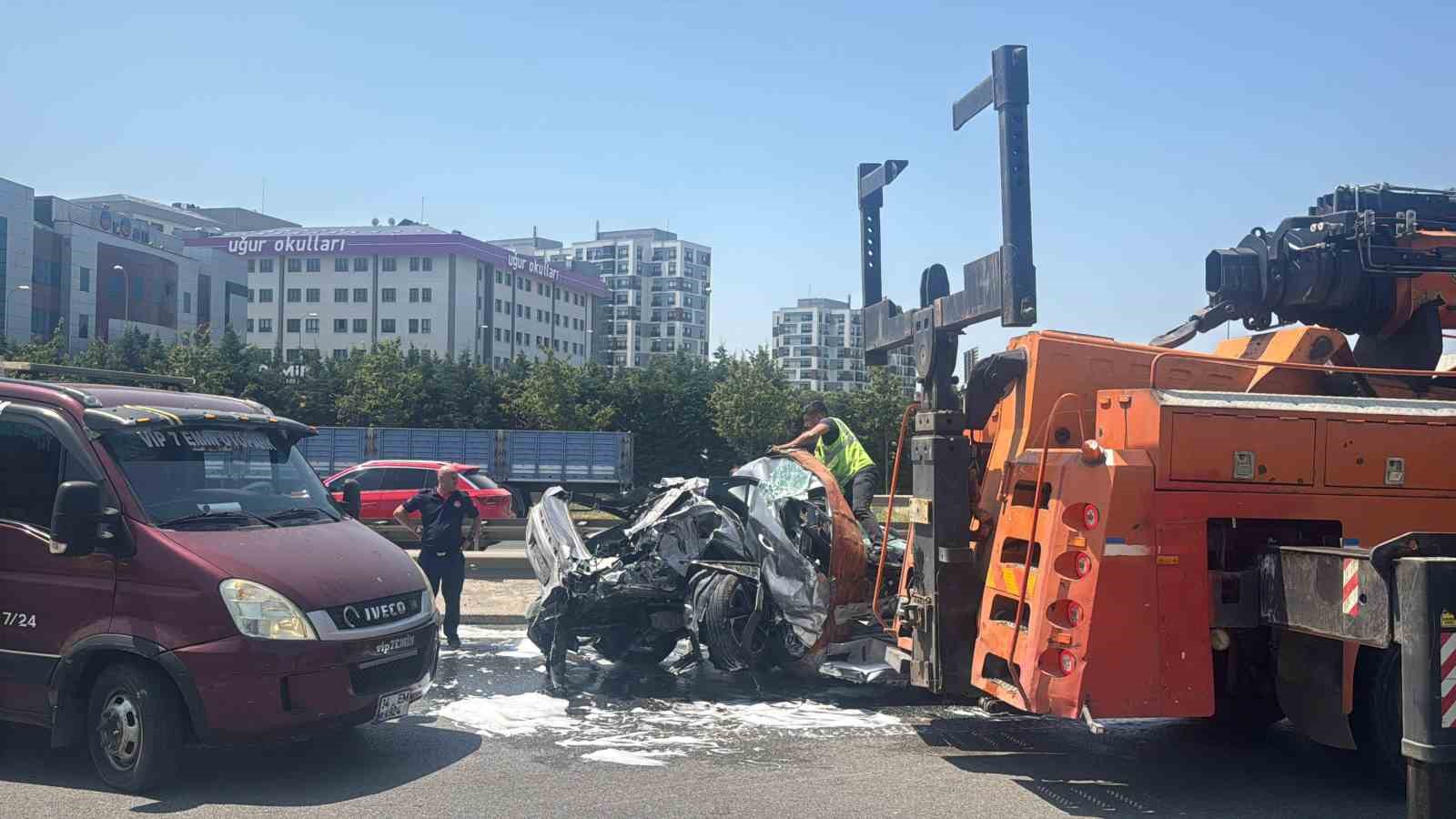 Sancaktepe TEM’de zincirleme kaza: Tır ile kamyon arasında sıkıştı 