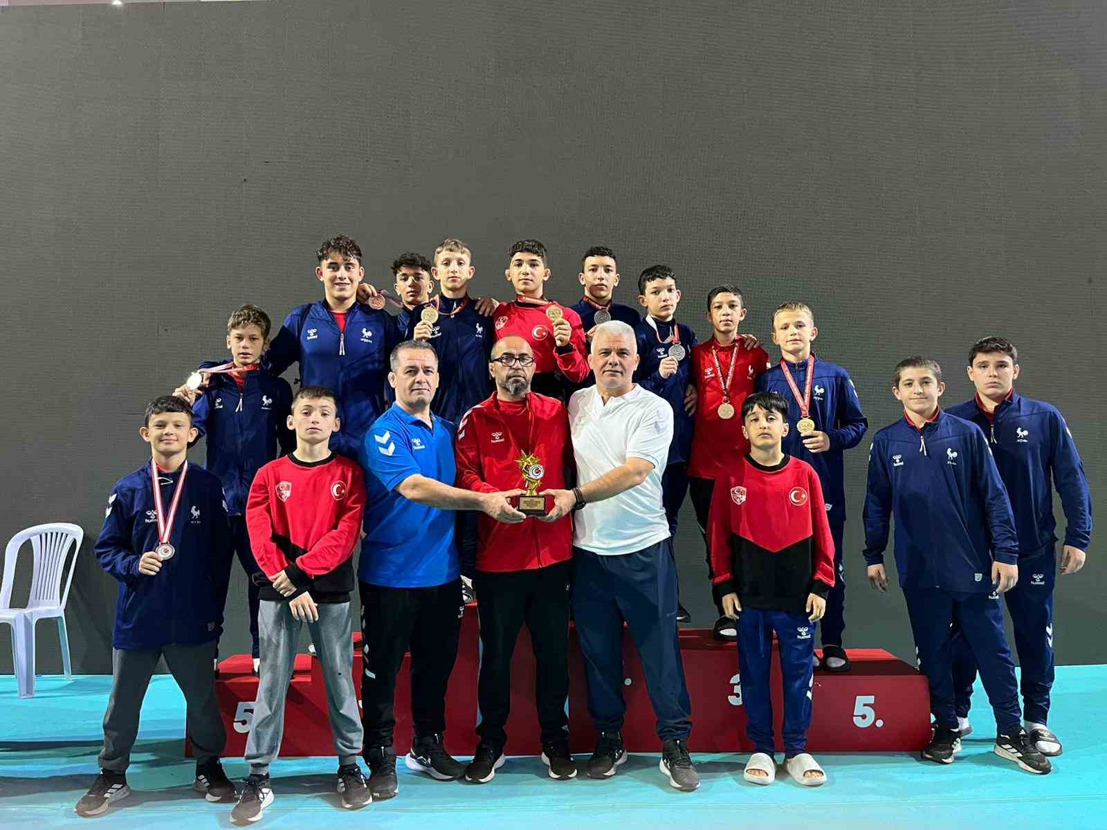 Denizlili güreşçiler Sivas’ta fırtına gibi esti 