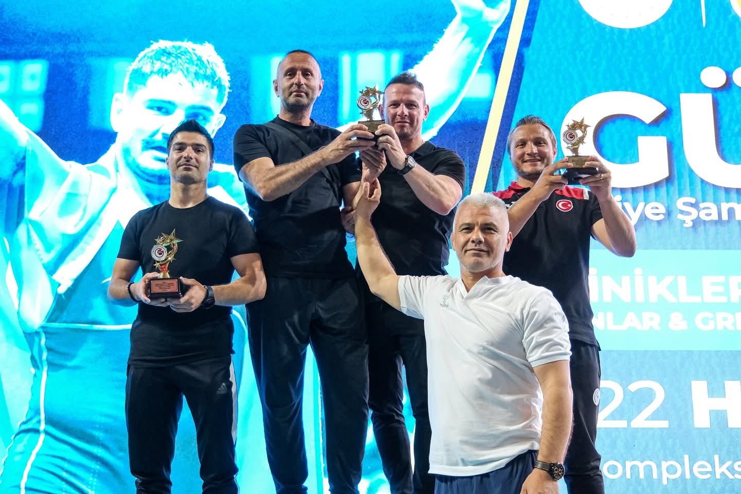 Denizlili güreşçiler Sivas’ta fırtına gibi esti 
