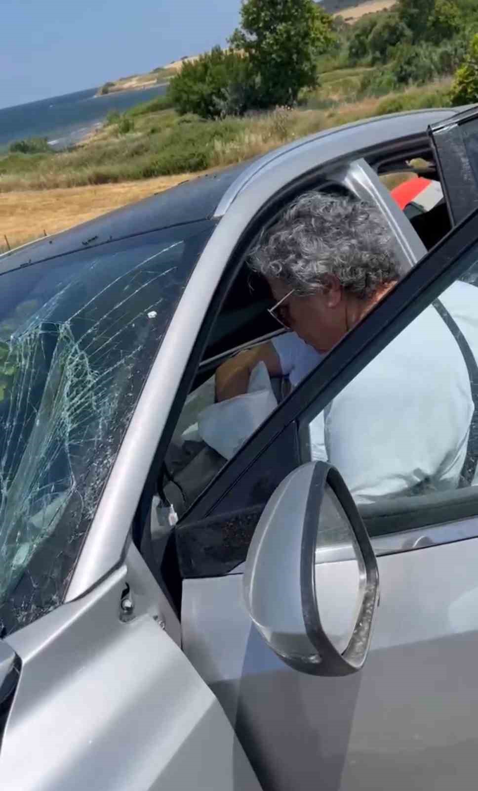 Otomobil bariyere saplandı, sürücü sağ kurtuldu 