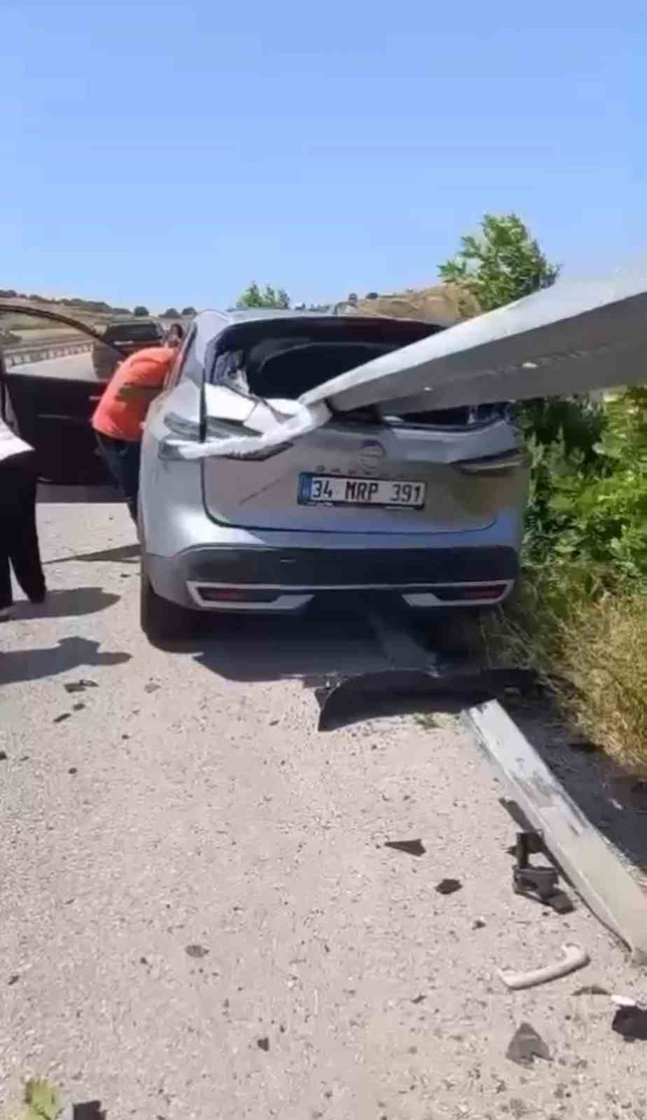 Otomobil bariyere saplandı, sürücü sağ kurtuldu 