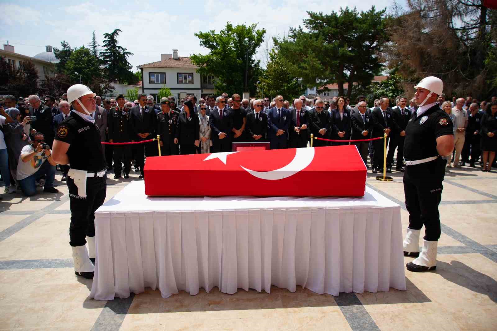 Vali Yardımcısı Beypınar, törenle son yolculuğuna uğurlandı 