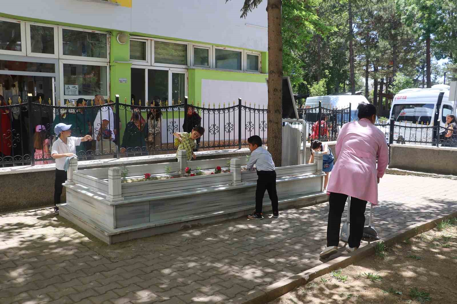 Okulun yanındaki asırlık mezara öğrencilerden vefalı dokunuş 
