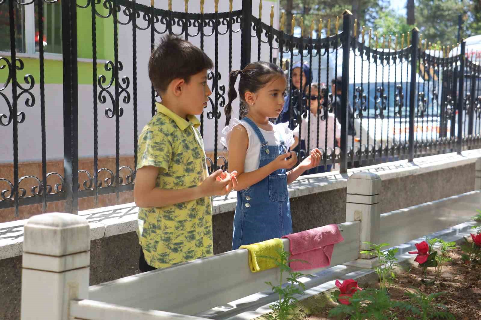 Okulun yanındaki asırlık mezara öğrencilerden vefalı dokunuş 