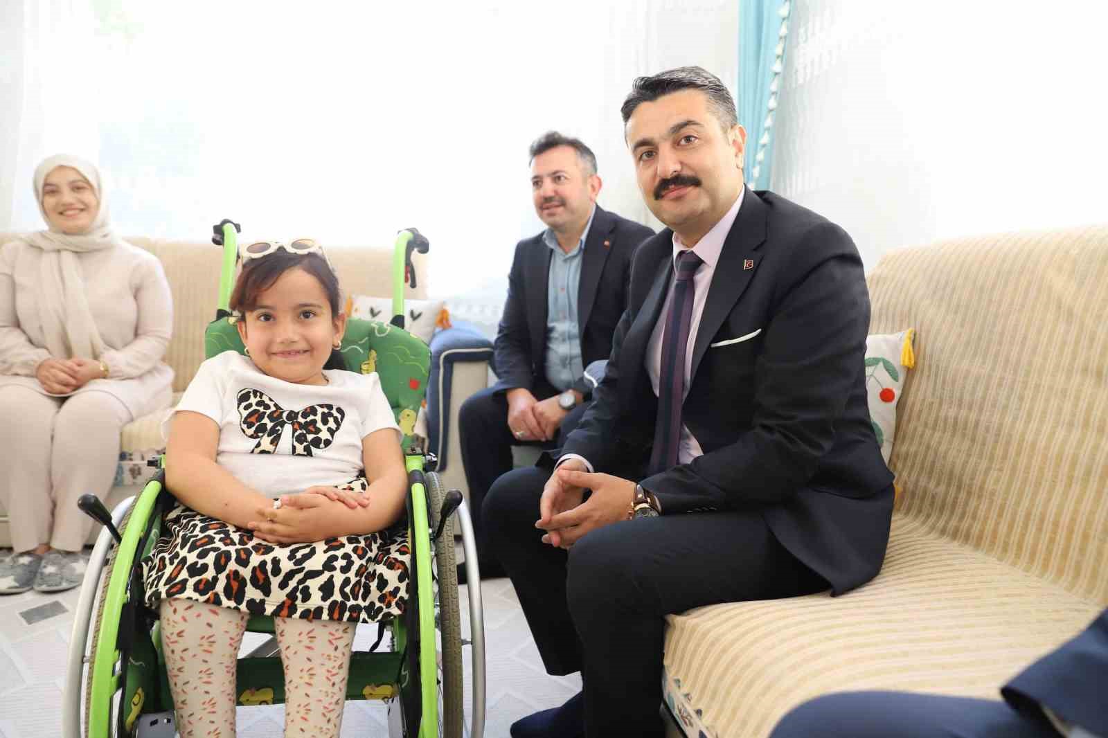 Sivas’ta evde eğitim alan öğrencilere özel karne ziyareti 