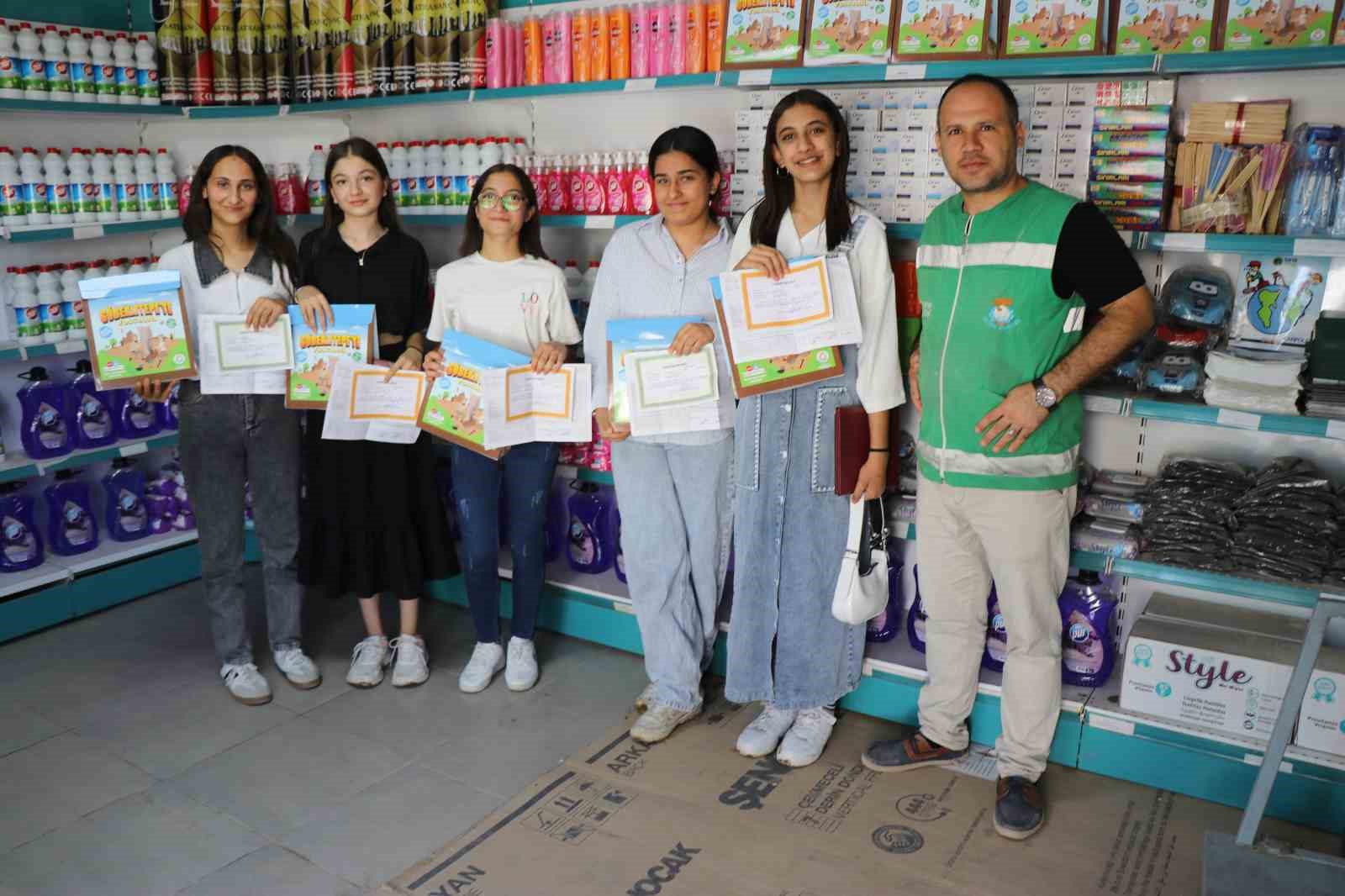 Takdir belgesini götüren hediyesini aldı 
