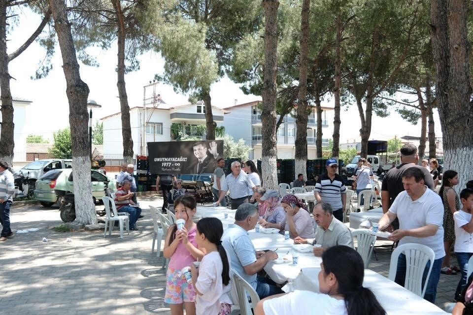 Tırazlar Mahallesi halkı Ferdi Zeyrek için mevlit yemeği verdi 