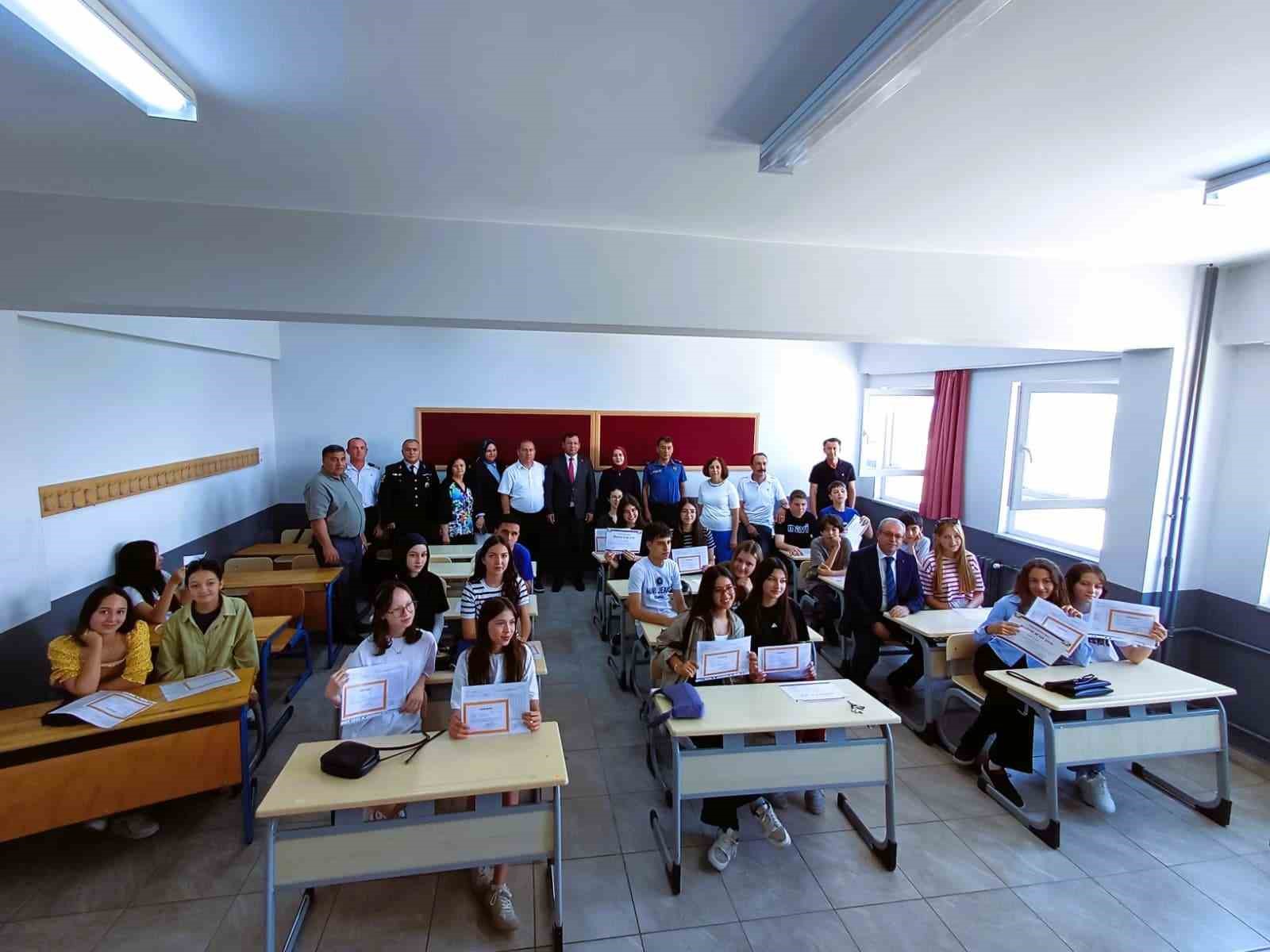 Sındırgı’da öğrencilerin karne sevinci 
