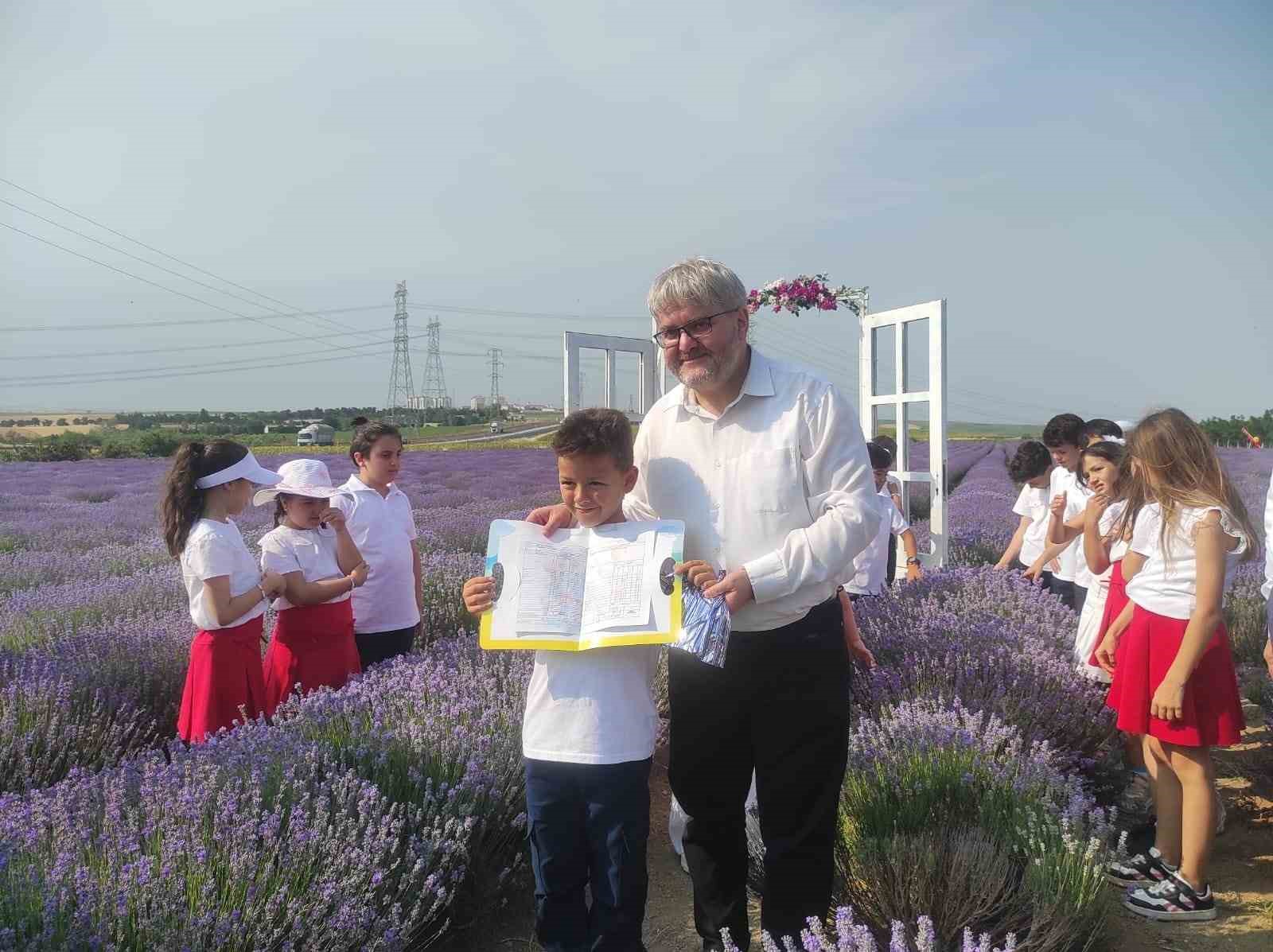 Karnelerini mor tarlada aldılar 